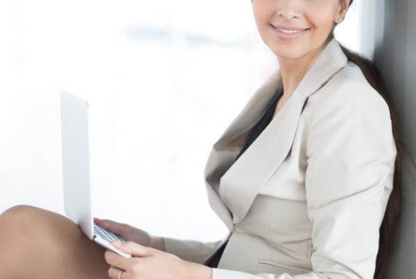 friendly nice business woman floor with laptop (1)