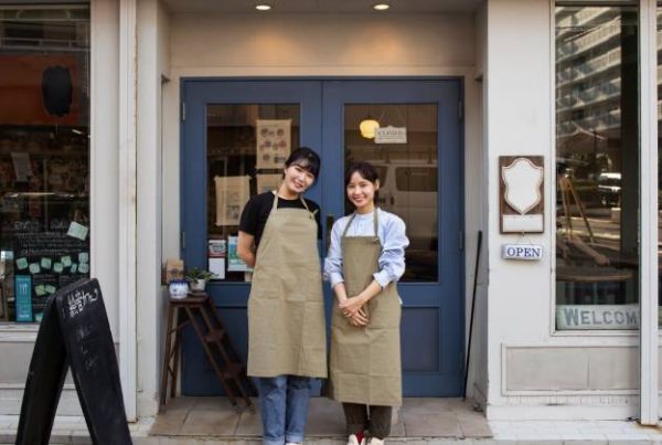 young women arranging their cake shop (1) (1)